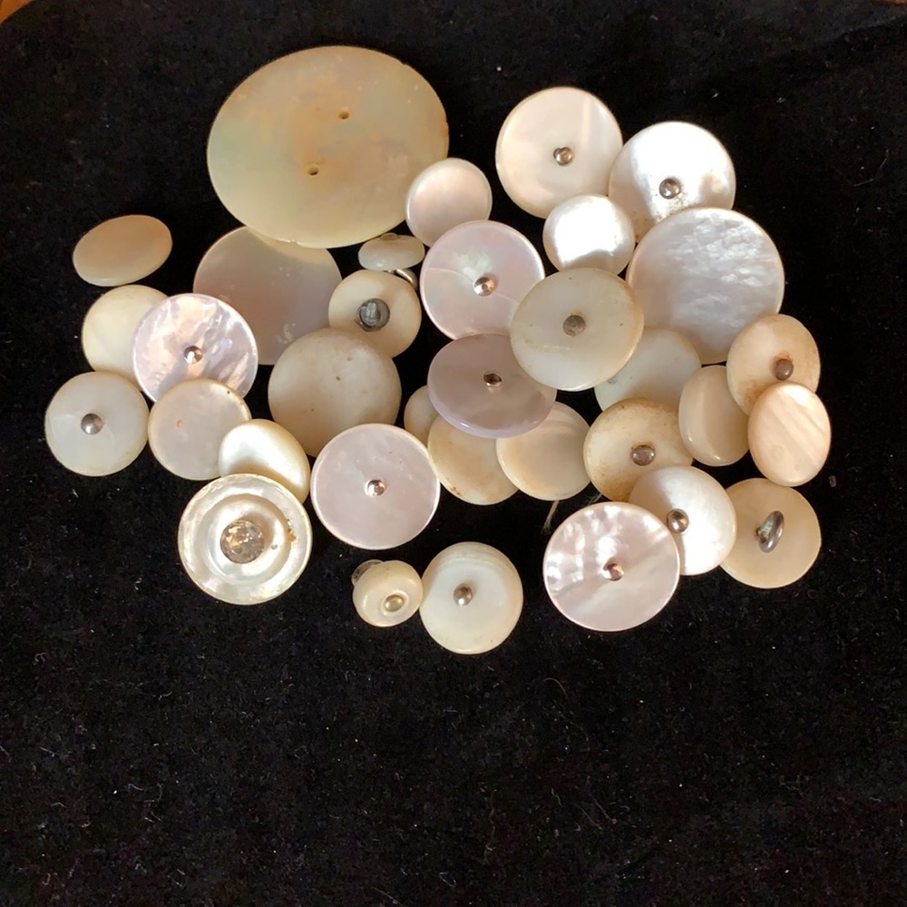 Antique Mother of Pearl Buttons. Lot of 34.